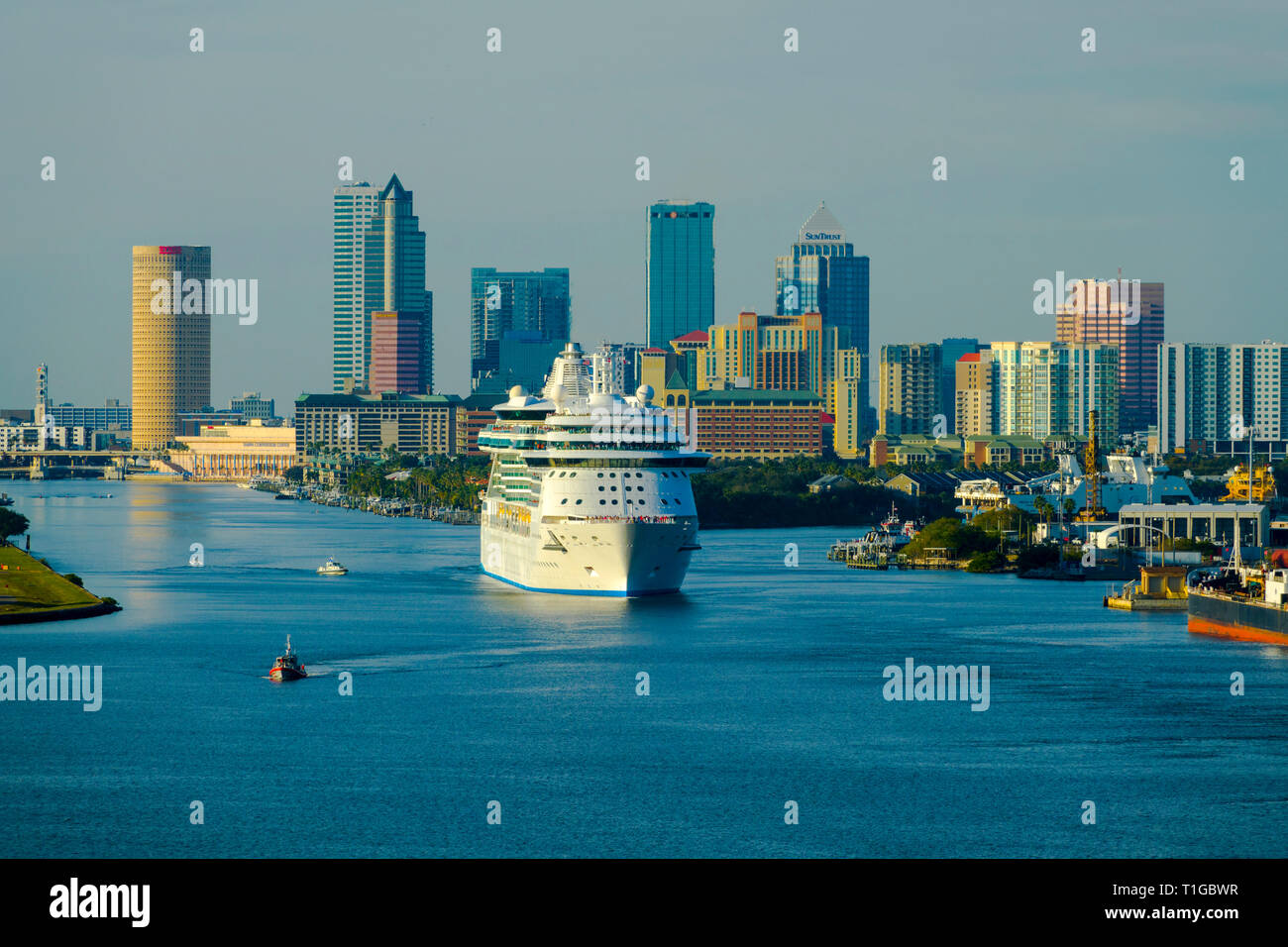 Tampa Florida skyline dal ponte di una partenza nave da crociera sul Fiume Hillsbourough a Tampa Bay con la nave da crociera Royal Caribbean brillantezza di Foto Stock