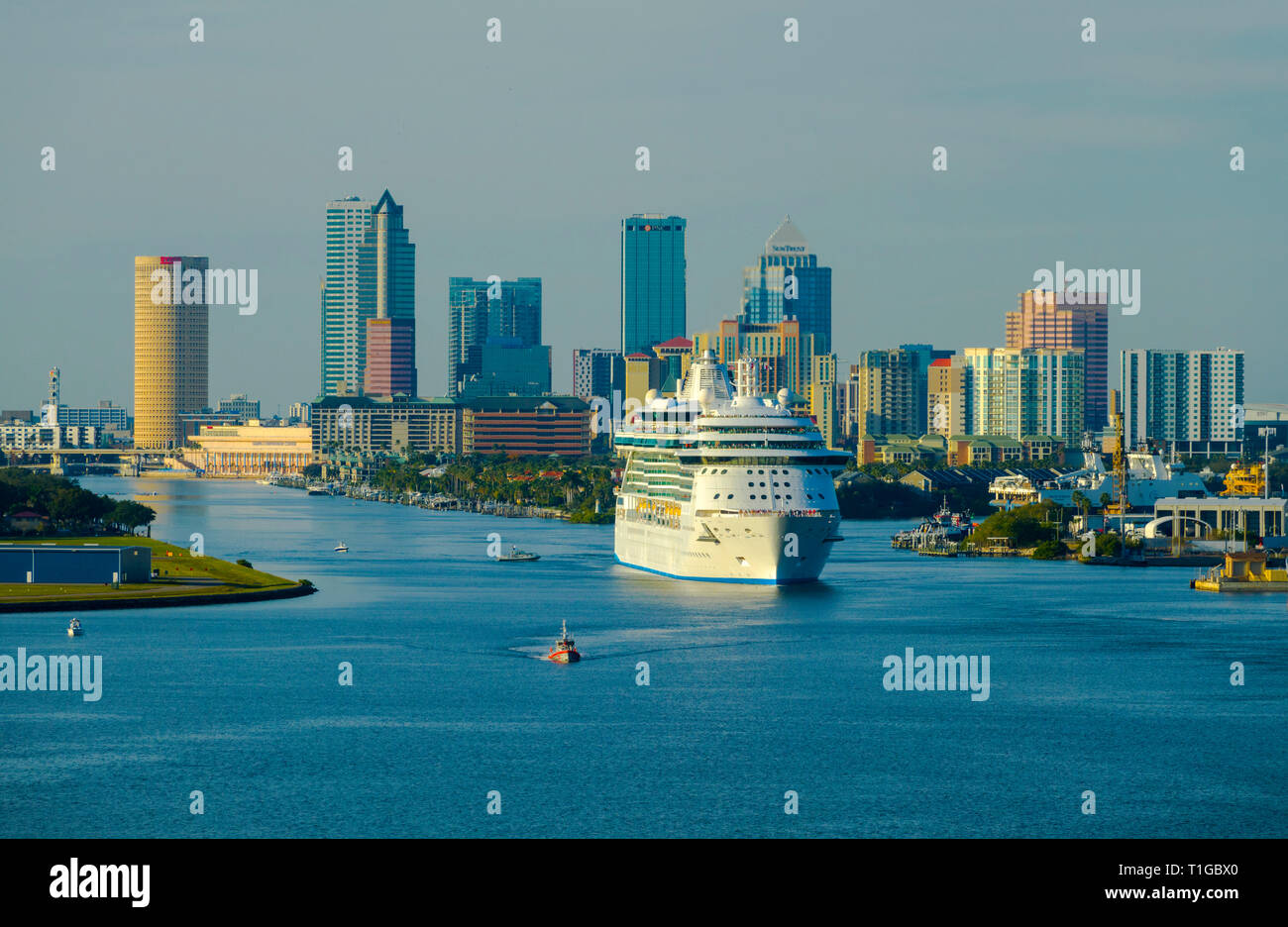 Tampa Florida skyline dal ponte di una partenza nave da crociera sul Fiume Hillsbourough a Tampa Bay con la nave da crociera Royal Caribbean brillantezza di Foto Stock