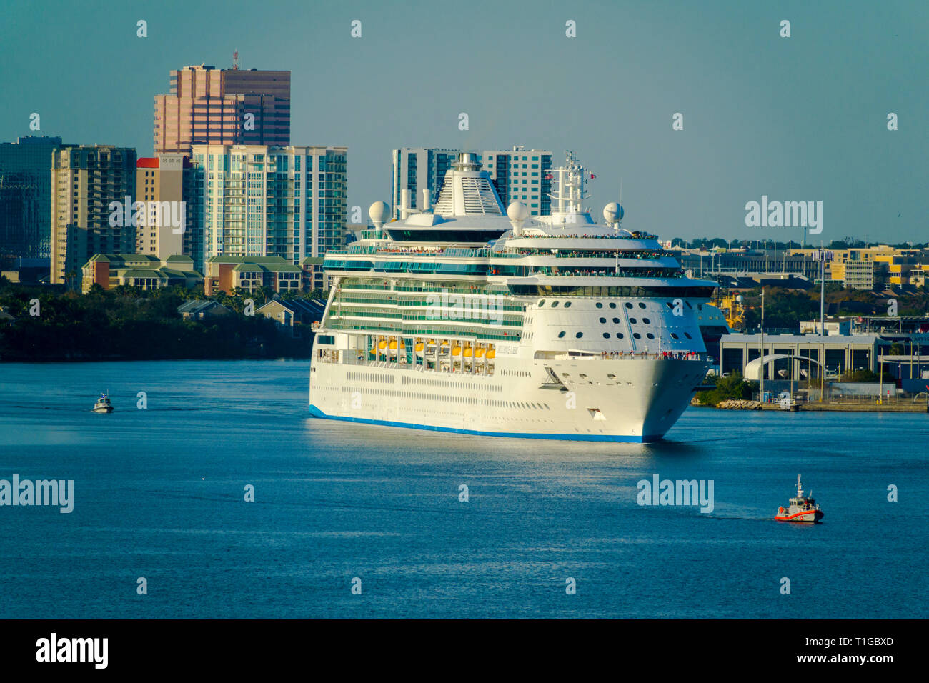 Tampa Florida skyline dal ponte di una partenza nave da crociera sul Fiume Hillsbourough a Tampa Bay con la nave da crociera Royal Caribbean brillantezza di Foto Stock