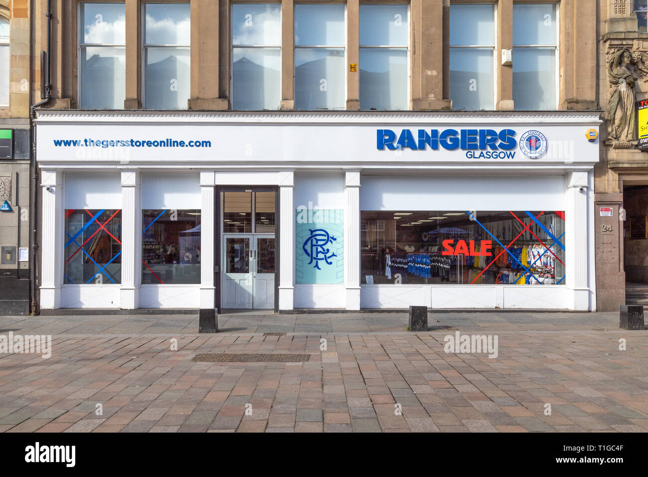 Un Rangers Football Club store presso St. Enoch Square a Glasgow sul sito di una chiusura Maplin shop Foto Stock