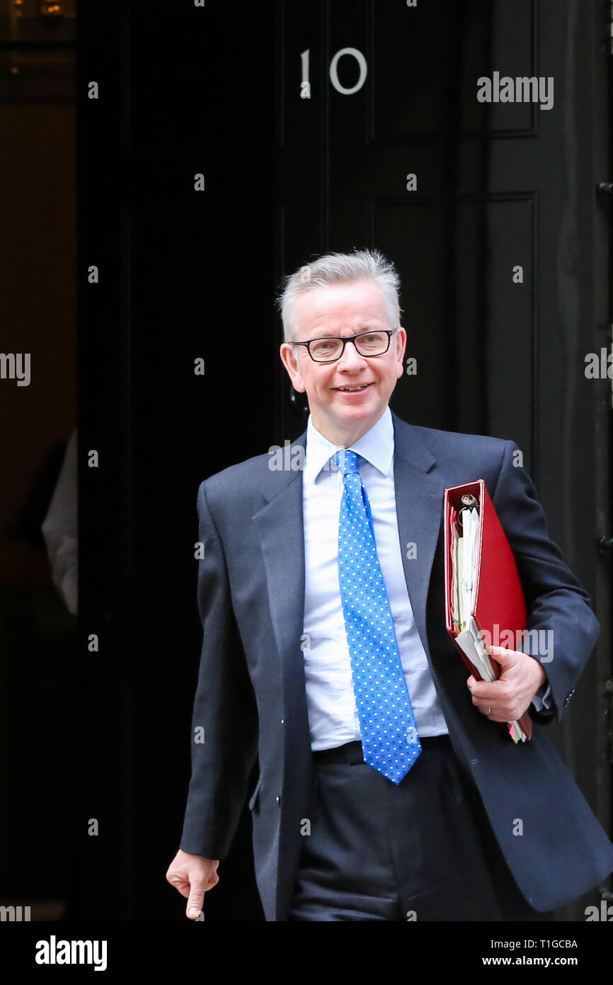 Michael Gove - Segreteria di Stato per l'ambiente, l'alimentazione e gli affari rurali è visto uscire dal n. 10 di Downing Street dopo aver frequentato la riunione del Consiglio nazionale di sicurezza. Foto Stock