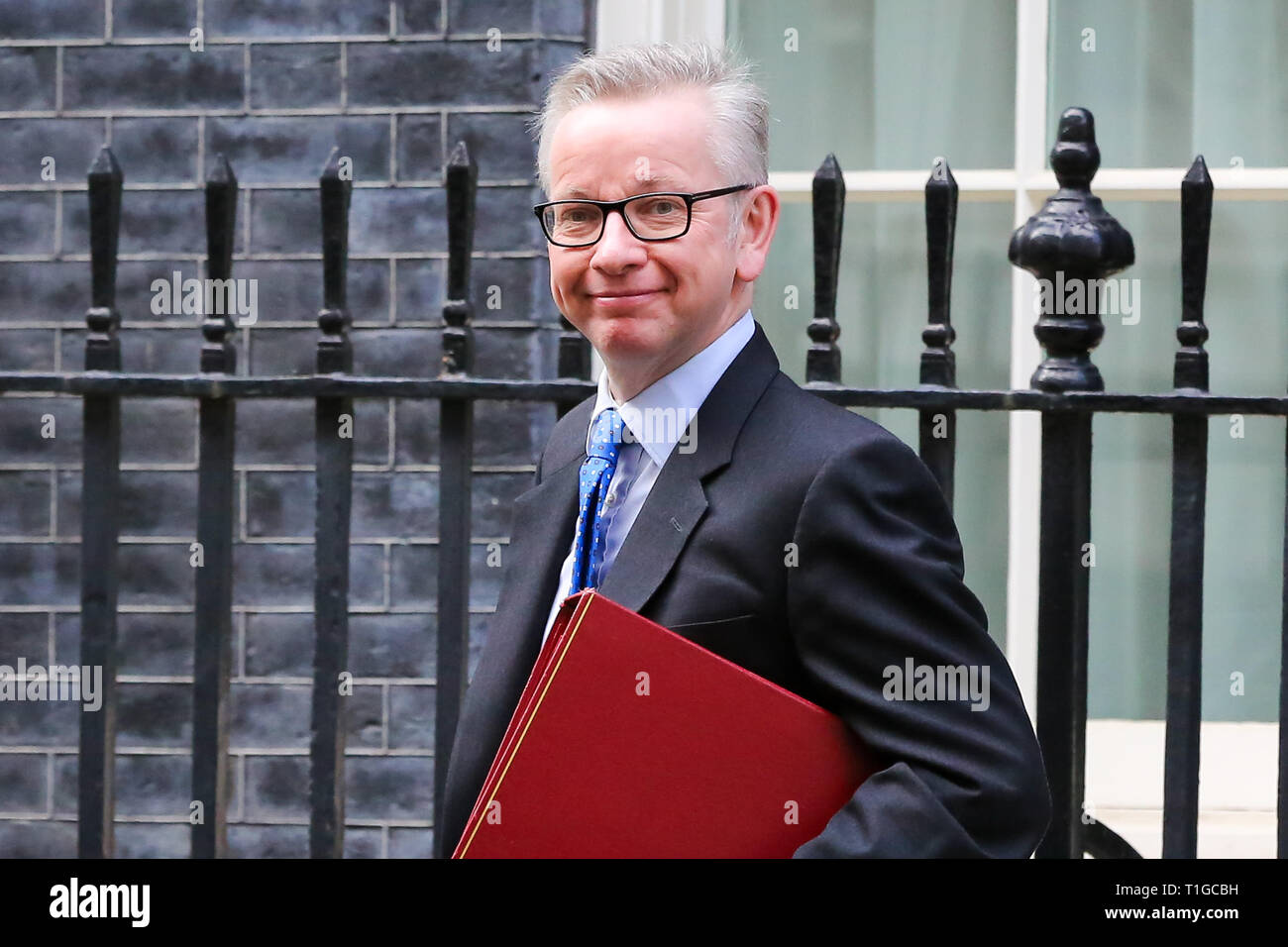 Michael Gove - Segreteria di Stato per l'ambiente, l'alimentazione e gli affari rurali è visto uscire dal n. 10 di Downing Street dopo aver frequentato la riunione del Consiglio nazionale di sicurezza. Foto Stock