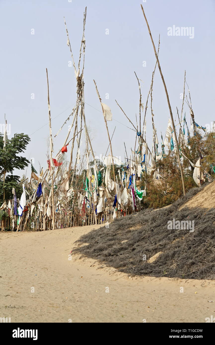 Bandiere votive-tumulo di sepoltura-area mazar di Imam Asim o mausoleo-deserto di Taklamakan. Hotan-Xingjiang-Cina-0065 Foto Stock