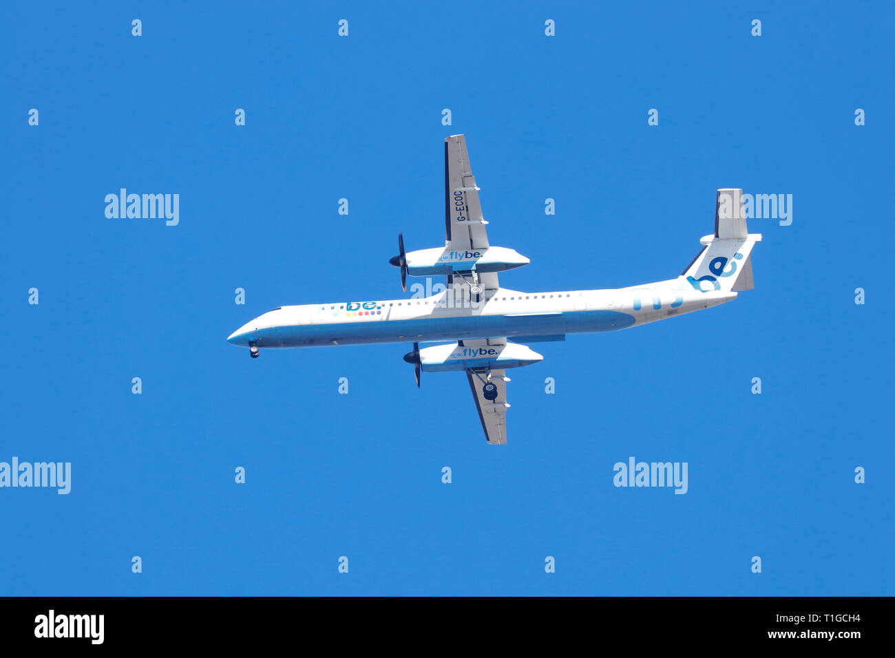 De Havilland Canada DHC-8 gestito da Flybe, che ha un approccio finale all'aeroporto internazionale di Leeds Bradford Foto Stock