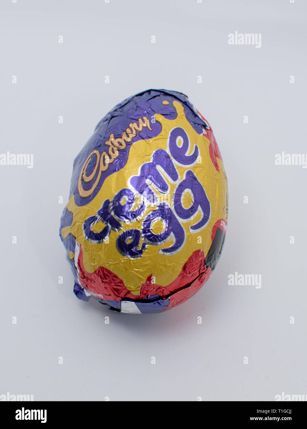 Singolo uovo creme Cadbury su sfondo bianco Foto Stock