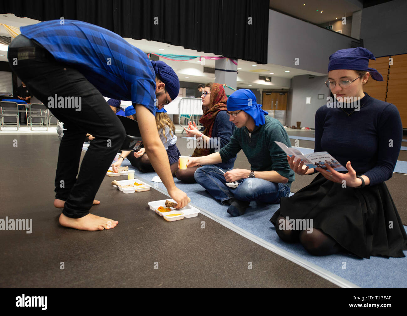 Università di Cardiff sihk Società impostare un langar sul campus giorno entro la grande sala in università di Cardiff SU. Essi stanno facendo questo in celebrazione del th Foto Stock