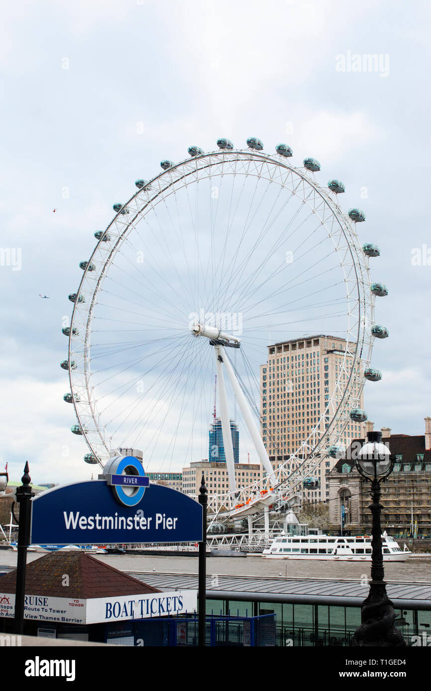 Il dock in barca al molo di Westminster, con il fiume Tamigi e il London Eye in background, a Londra, in Inghilterra. Foto Stock