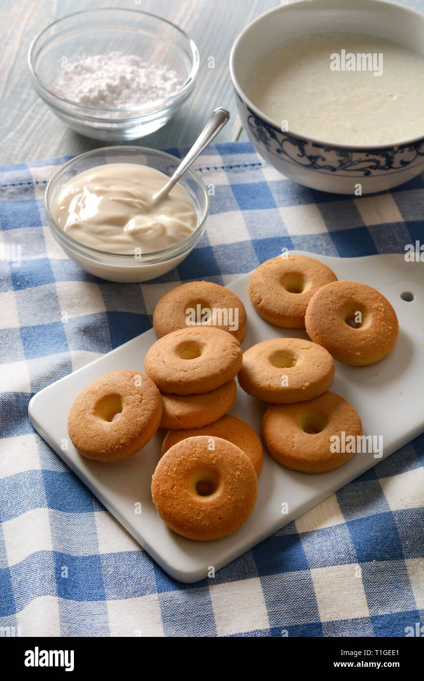 Fragranti biscotti allo yogurt con ingredienti intorno - primo piano Foto Stock