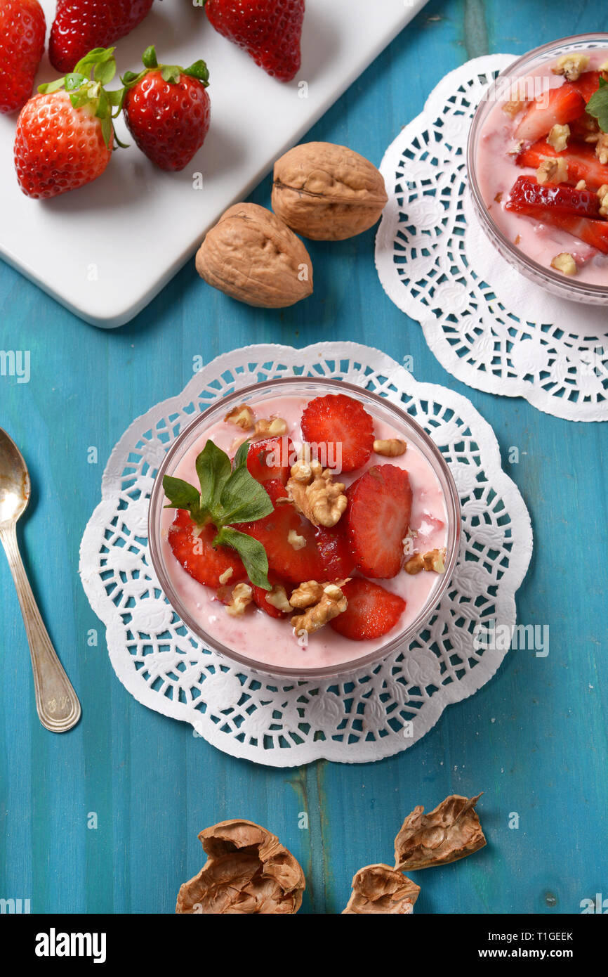 Dolce alle fragole con pezzi di noce - primo piano Foto Stock