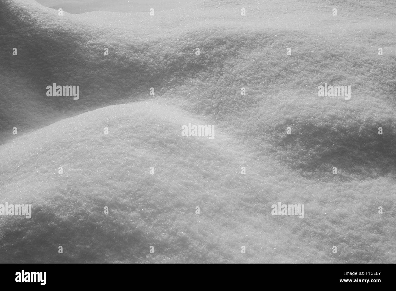 Close-up di cumuli di neve dopo una neve pesante Foto Stock