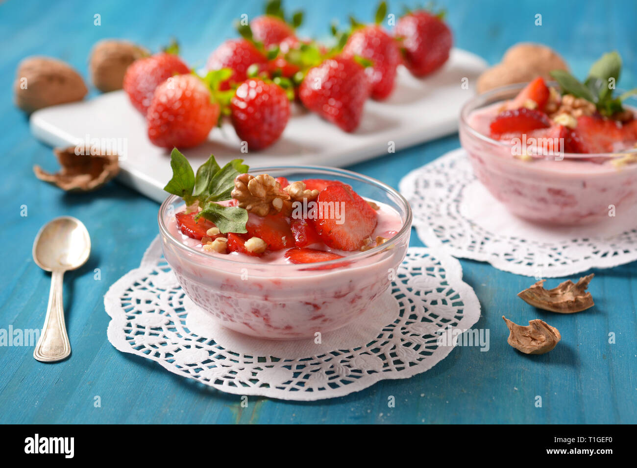 Dolce alle fragole con pezzi di noce - primo piano Foto Stock