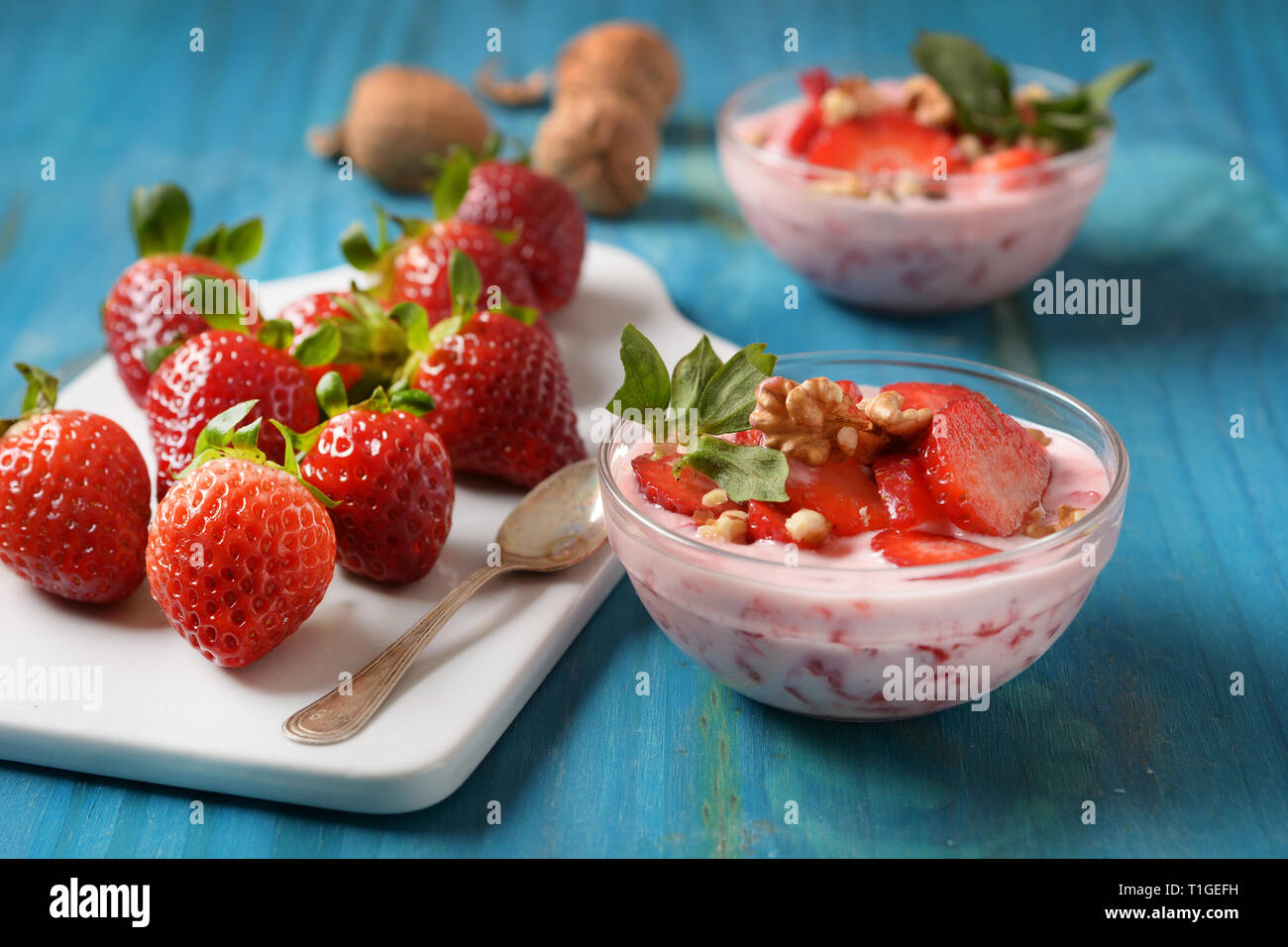 Dolce alle fragole con pezzi di noce - primo piano Foto Stock