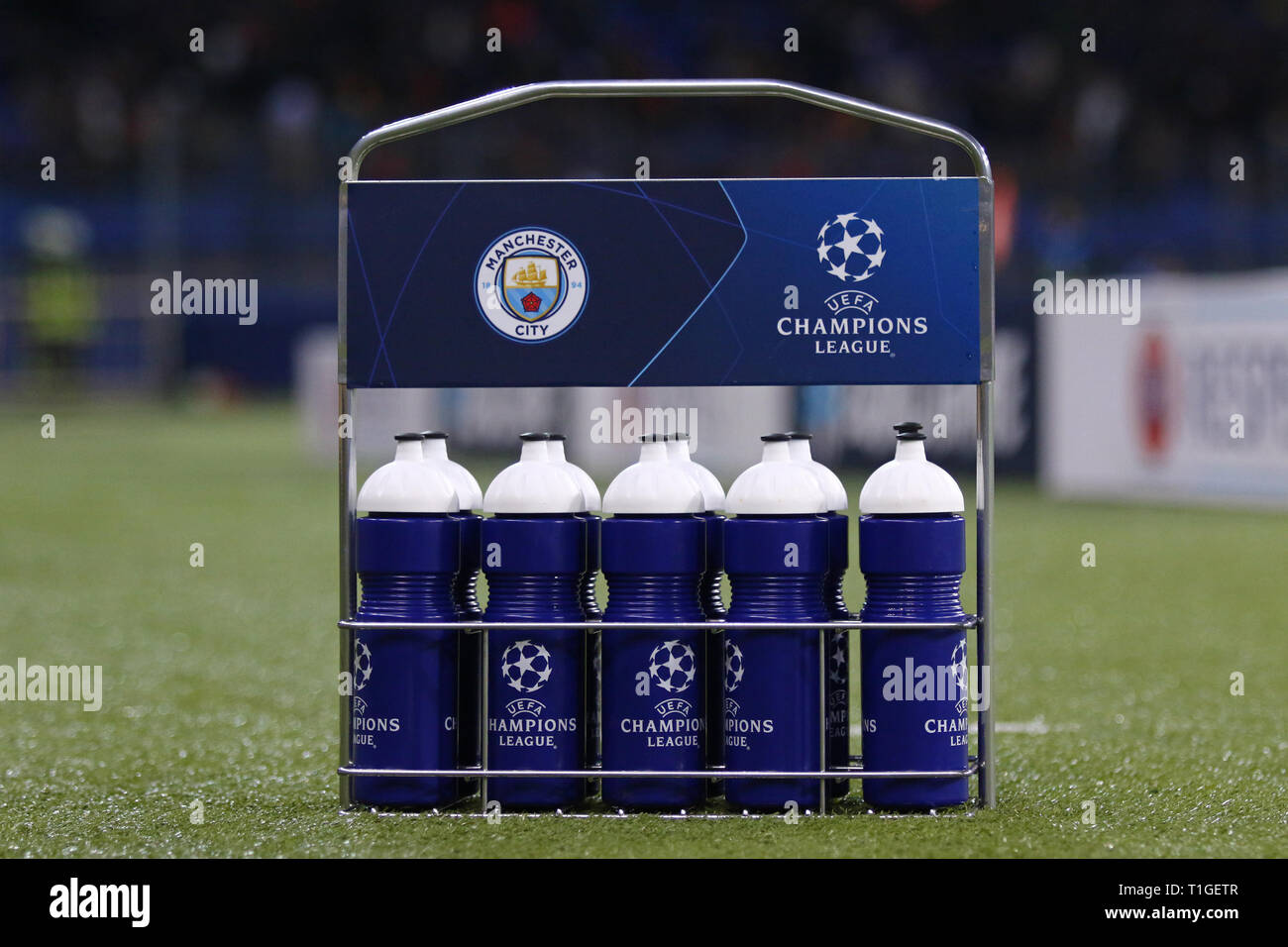 KHARKIV, Ucraina - 23 ottobre 2018: porta bottiglie con il Manchester City e la UEFA Champions League logo sull'erba durante la UEFA Champions League Foto Stock