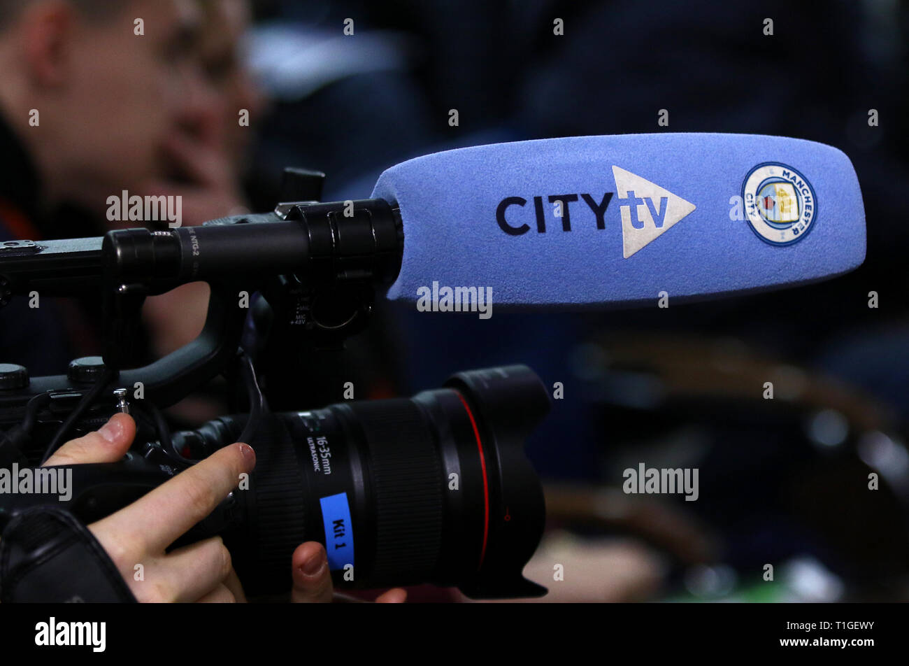 KHARKIV, Ucraina - 23 ottobre 2018: videocamera, microfono con il Manchester City logo che si vede durante la conferenza stampa dopo la UEFA Champions League Foto Stock