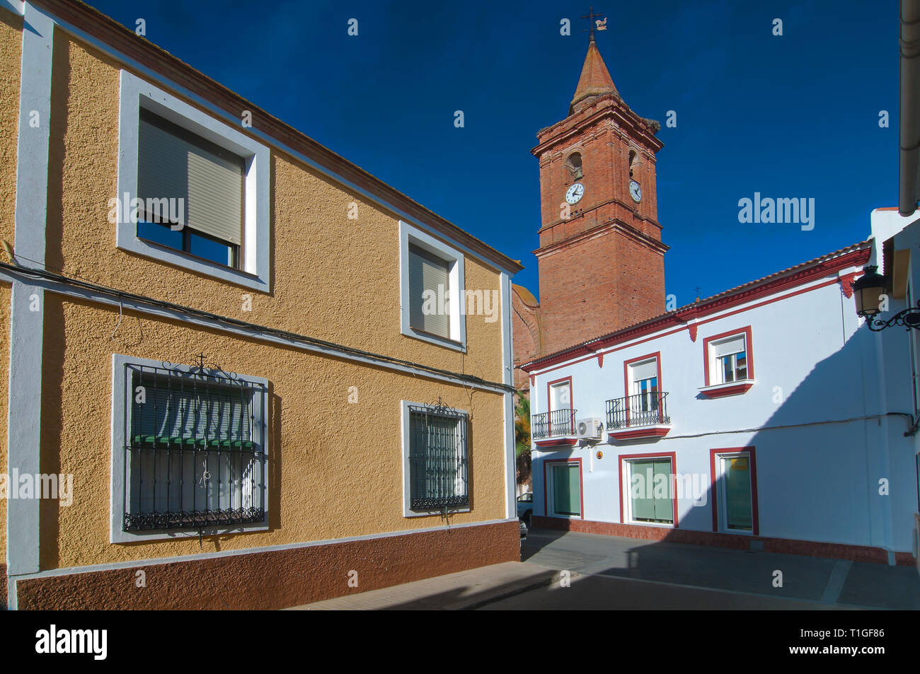 Vista urbano con la torre della chiesa. Alosno. La provincia di Huelva. Regione dell'Andalusia. Spagna. Europa Foto Stock