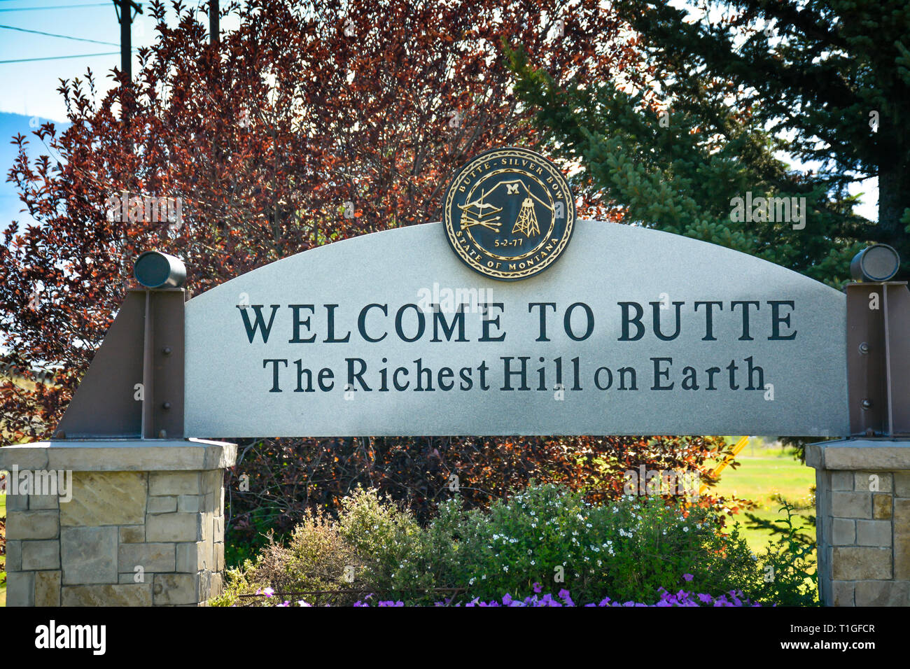 Un impressionante segno di benvenuto per la Butte, MT, STATI UNITI D'AMERICA, con una prua Butte-Silver e stato del Montana tenuta su di un giorno d'estate in Big Sky Country Foto Stock