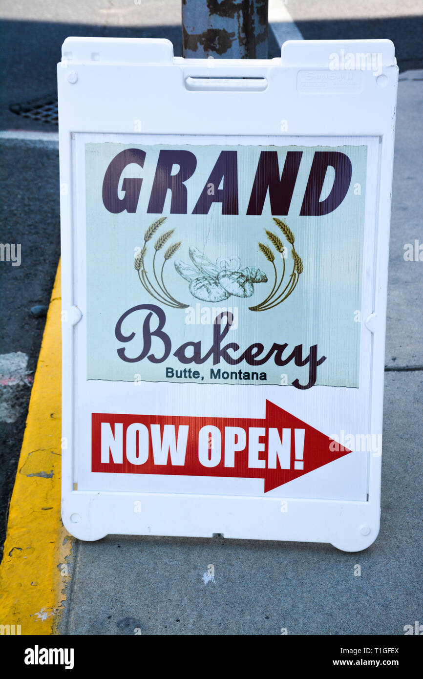 Un sandwich board pubblicità Grand panificio le re-apertura nella vecchia città mineraria di Butte, MT, STATI UNITI D'AMERICA Foto Stock Un sandwich board pubblicità Grand panificio le re-apertura nella vecchia città mineraria di Butte, MT, STATI UNITI D'AMERICA Foto Stock
