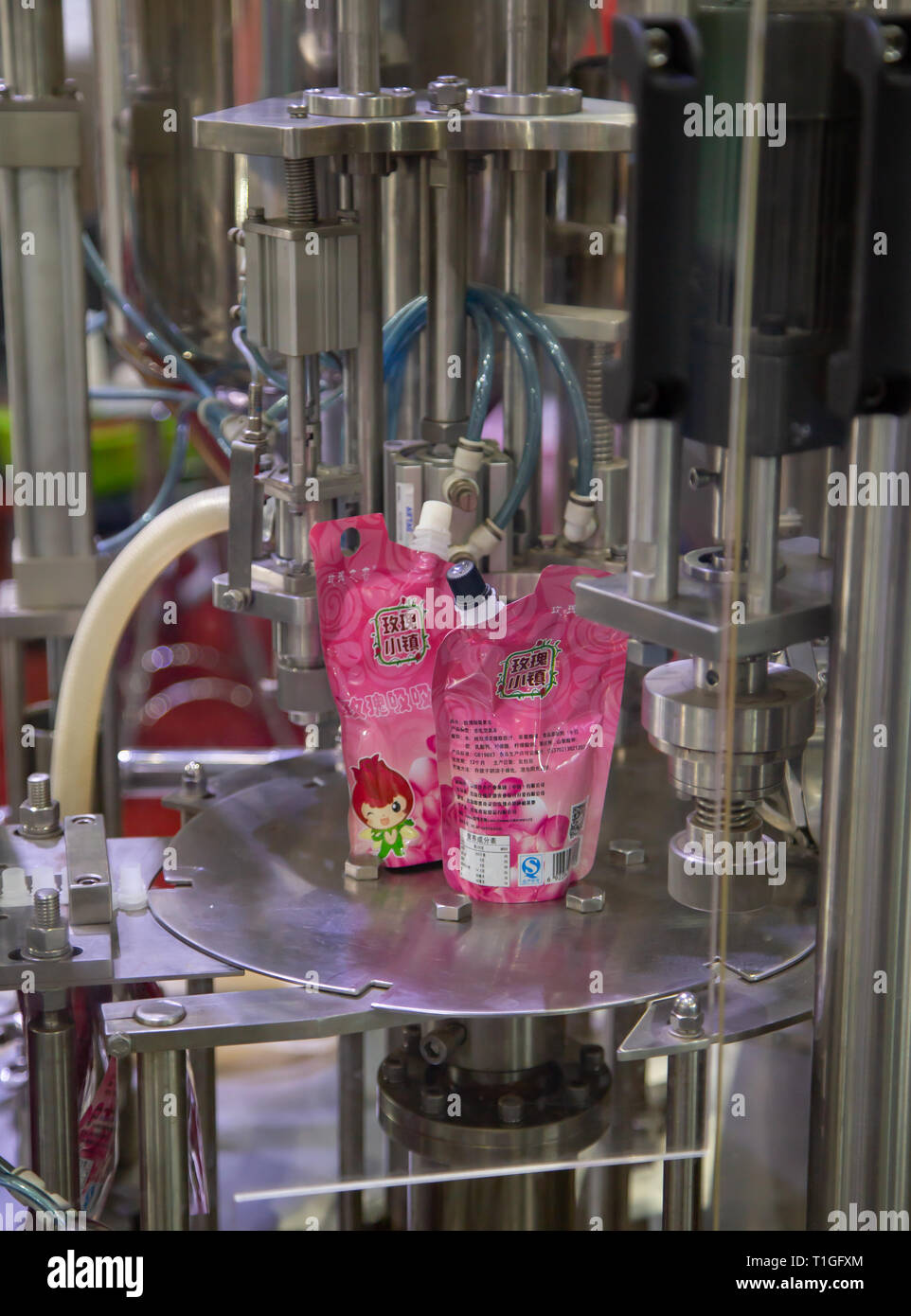 Bangkok, Tailandia - 13 Febbraio 2019: automatico tubo di lancio pouch macchina impacchettatrice mostrano nel pacco alimentare Asia 2019 Foto Stock