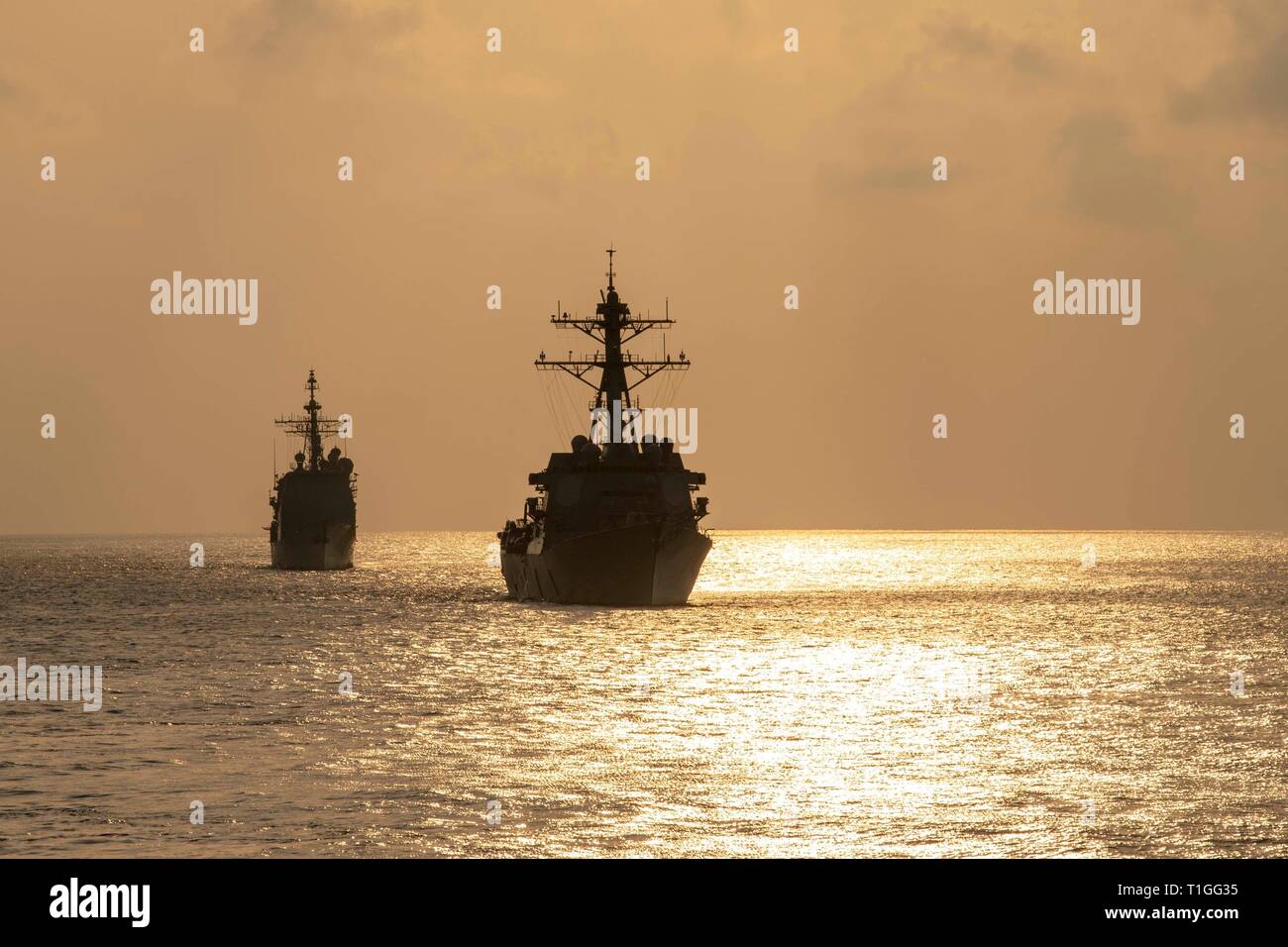 190312-N-UI104-0031 OCEANO INDIANO (12 marzo 2019) Il Arleigh Burke-class guidato-missile destroyer USS Spruance (DDG 111) e l'Ticonderoga-class guidato-missili cruiser USS Mobile Bay (CG 53) linea fino in una formazione prima di un rifornimento in mare con la USNS Tippecanoe (T-AO 199). John C. Stennis Carrier Strike gruppo è distribuito negli Stati Uniti 7 flotta area di operazioni a sostegno della sicurezza e della stabilità nella regione Indo-Pacifico. (U.S. Foto di Marina di Massa lo specialista di comunicazione 1a classe Bryan Niegel/rilasciato) Foto Stock