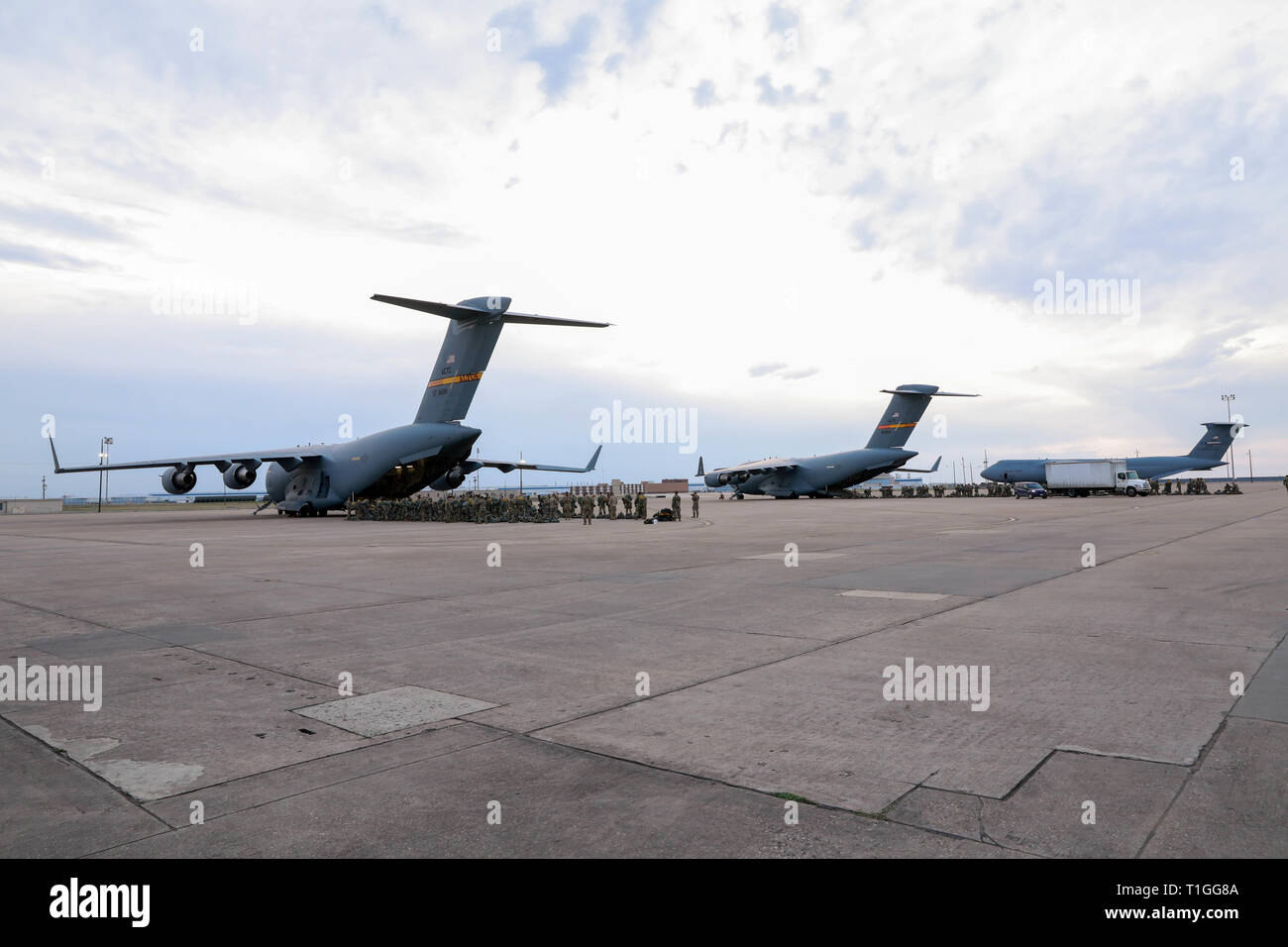 Tre C-5 Galaxy velivoli sono in attesa di essere imbarcato su Fort Worth, Tx., 22 marzo 2019. Il comune di ingresso forzato esercizio è un annuale su larga scala di discesa di aria e terra di missione di mobilità che simula una contestazione di battlefield scenario come un modo di unità per la formazione di situazioni pericolose che possono verificarsi durante la distribuito. (U.S. La riserva di esercito foto di Spc. DeAndre Pierce) Foto Stock