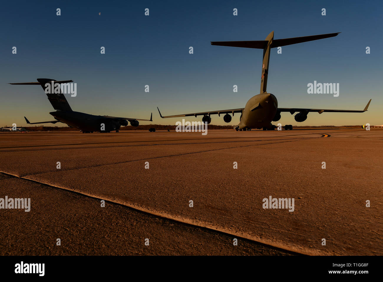 C-17 Globemaster III aeromobile assegnati alla 911th Airlift Wing sedersi sul flightline a all'Aeroporto Internazionale di Pittsburgh aria stazione di riserva, Pennsylvania, Marzo 26, 2019. Il C-17 è in grado di rapida erogazione strategica di truppe e di tutti i tipi di merci principali basi operative o direttamente alle basi di avanzamento nella zona di dispiegamento. (U.S. Air Force foto di Joshua J. Seybert) Foto Stock