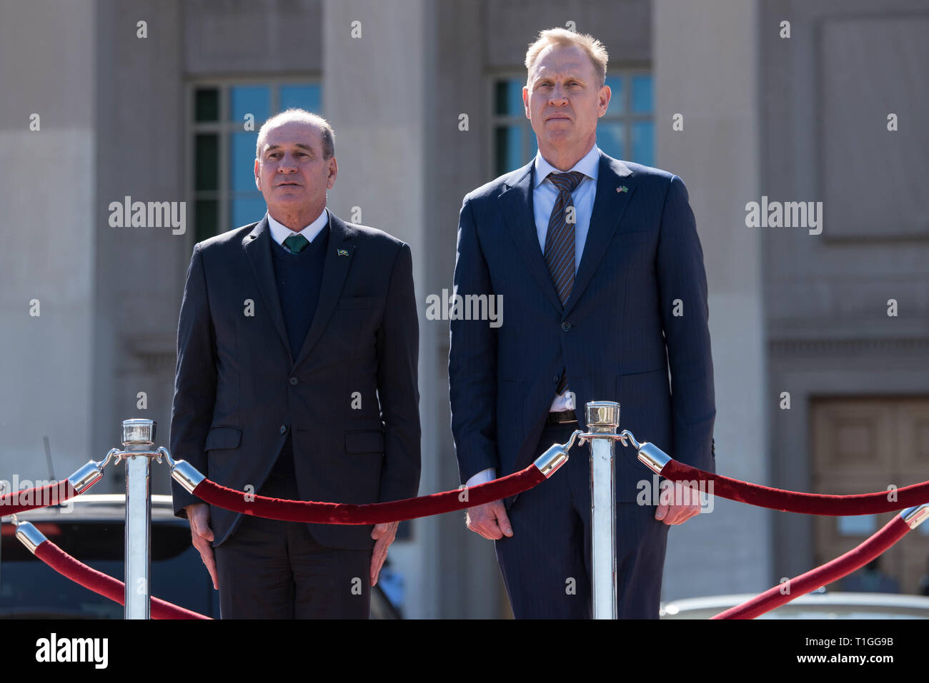 Stati Uniti Deliberando il Segretario della Difesa Patrick M. Shanahan ospita grandi onori arrivo della cerimonia di benvenuto Brasile del ministro della Difesa Fernando Azevedo e Silva al Pentagono a Washington, D.C., Marzo 26, 2019. (DoD foto di Lisa Ferdinando) Foto Stock