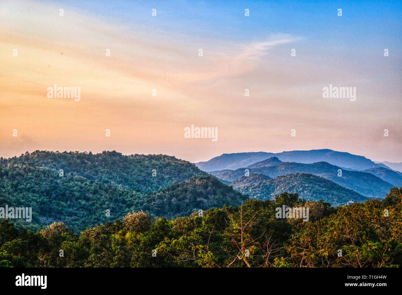 Questa unica immagine mostra la formazione di collina nell'entroterra di Hua Hin in Thailandia nel sole di sera e la nebbia Foto Stock