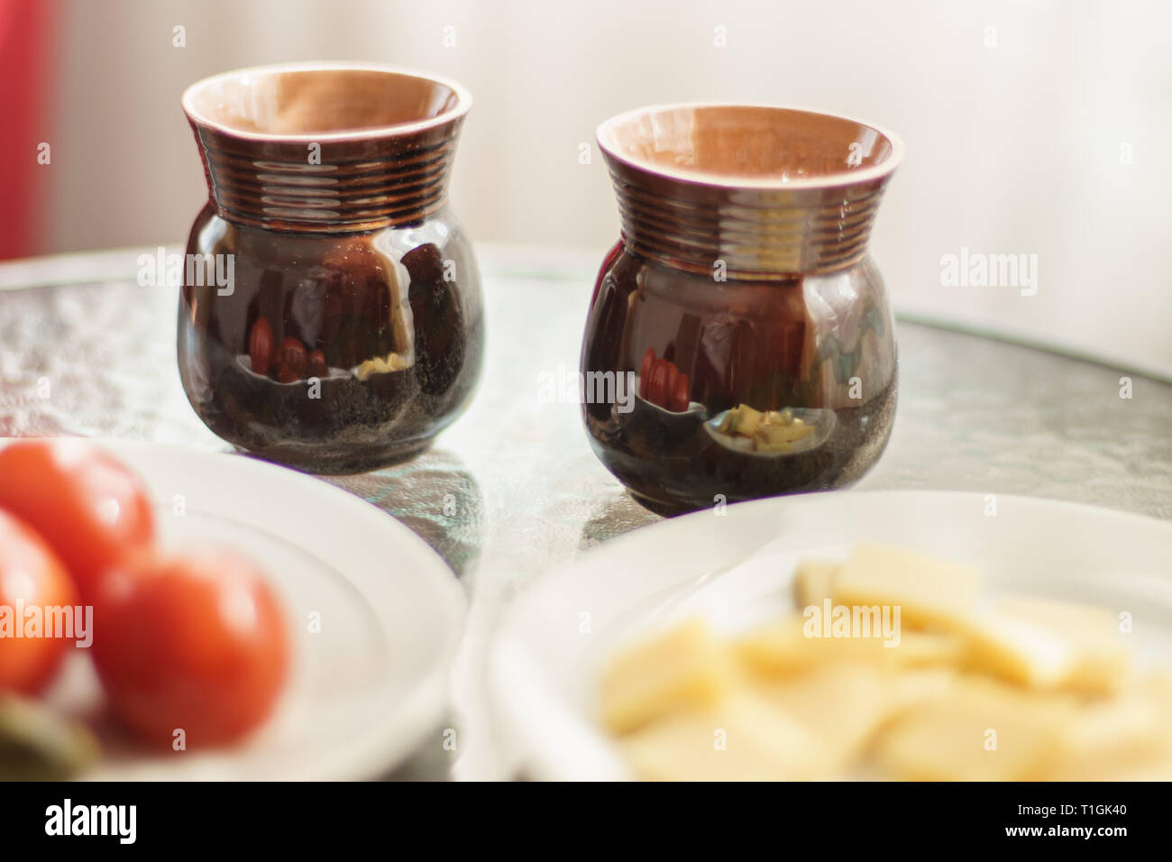 Due old-style di tazze di ceramica sul tavolo Foto Stock