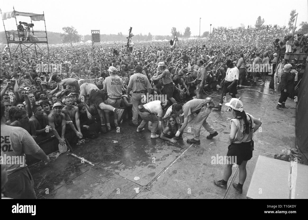 Questo ampio angolo foto mostra la folla enorme folla e attività fino a vicino alla fase di Woodstock 94 in Saugerties, New York. Foto Stock