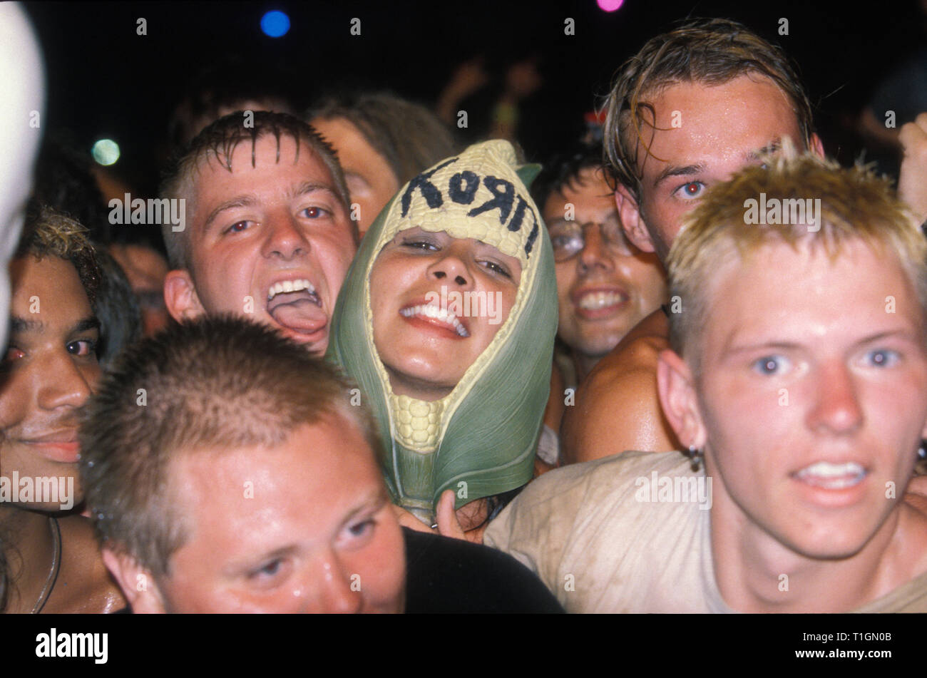 Un ostinati ventola Korn è mostrato in mezzo alla folla durante il Woodstock 94 in Saugerties, New York. Foto Stock
