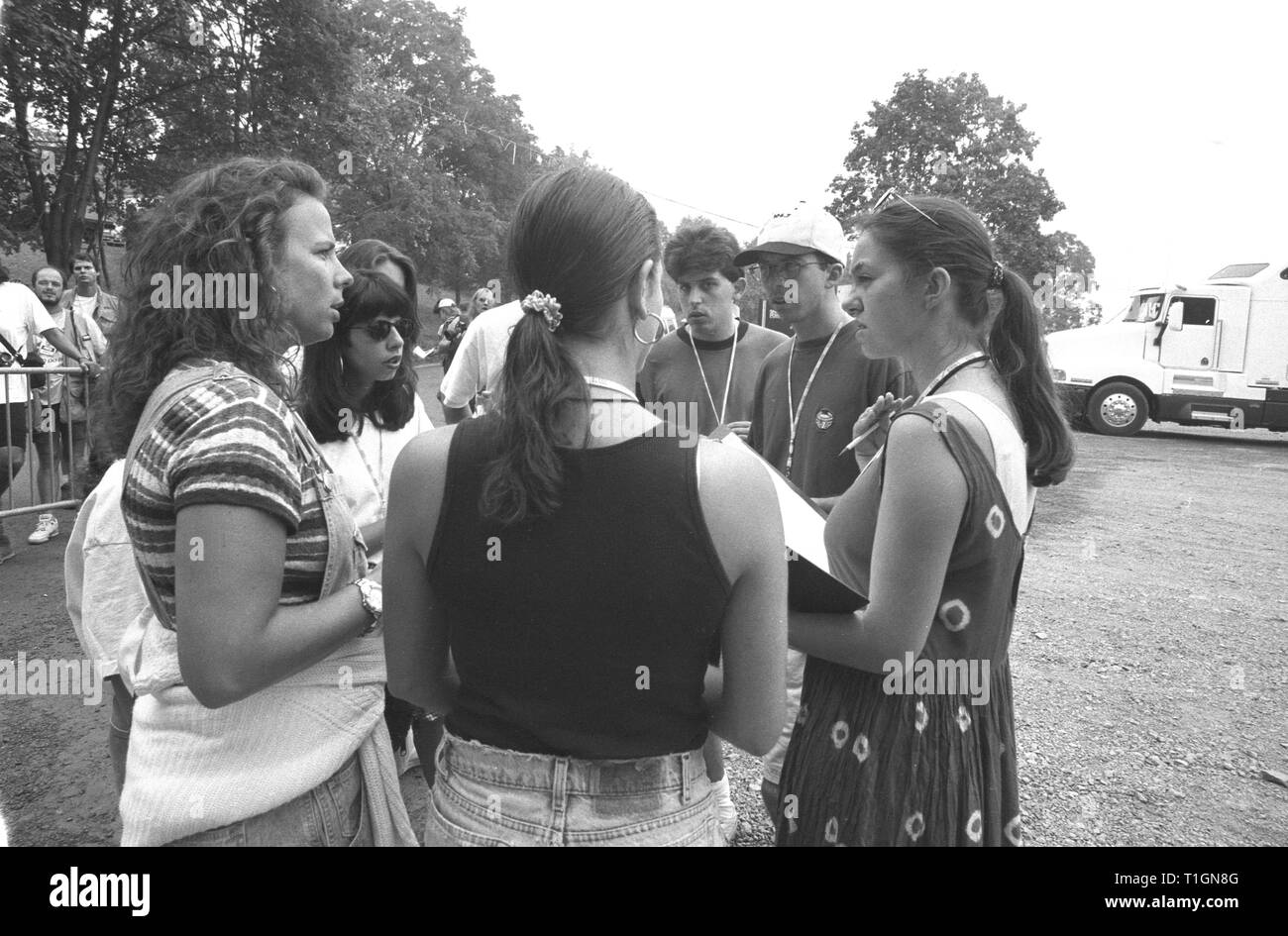 Gli organizzatori dei supporti sono mostrati aventi una candida conversazione backstage prima dell'inizio di Woodstock 94 in Saugerties, New York. Foto Stock