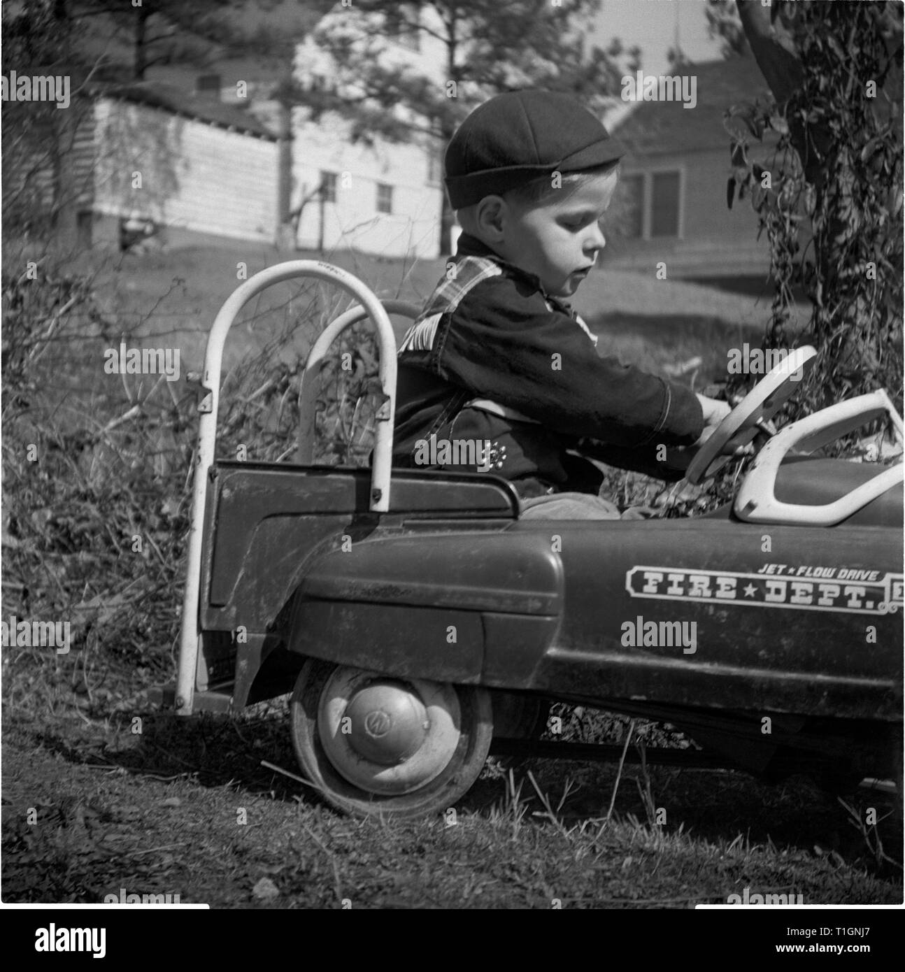 Vintage anni cinquanta Murray City Fire Department Fire Carrello auto pedale con ragazzo Foto Stock