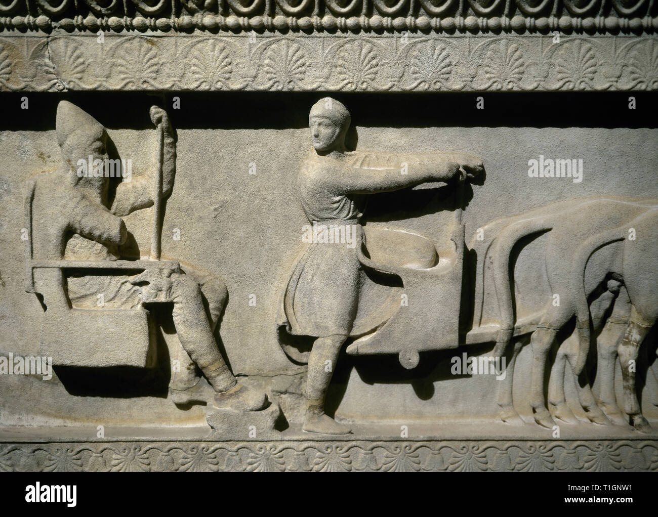 Satrap sarcofago. Seconda metà del V secolo A.C. Dinastia achemenide. Rilievo raffigurante la partenza. Il satrap seduto sul trono, con un diadema sulla sua testa e lo scettro nella sua mano, preceduto da un giovane uomo alla guida di un carro. Il marmo. Sidone necropoli reale. Camera Vi. Museo archeologico. Istanbul, Turchia. Foto Stock