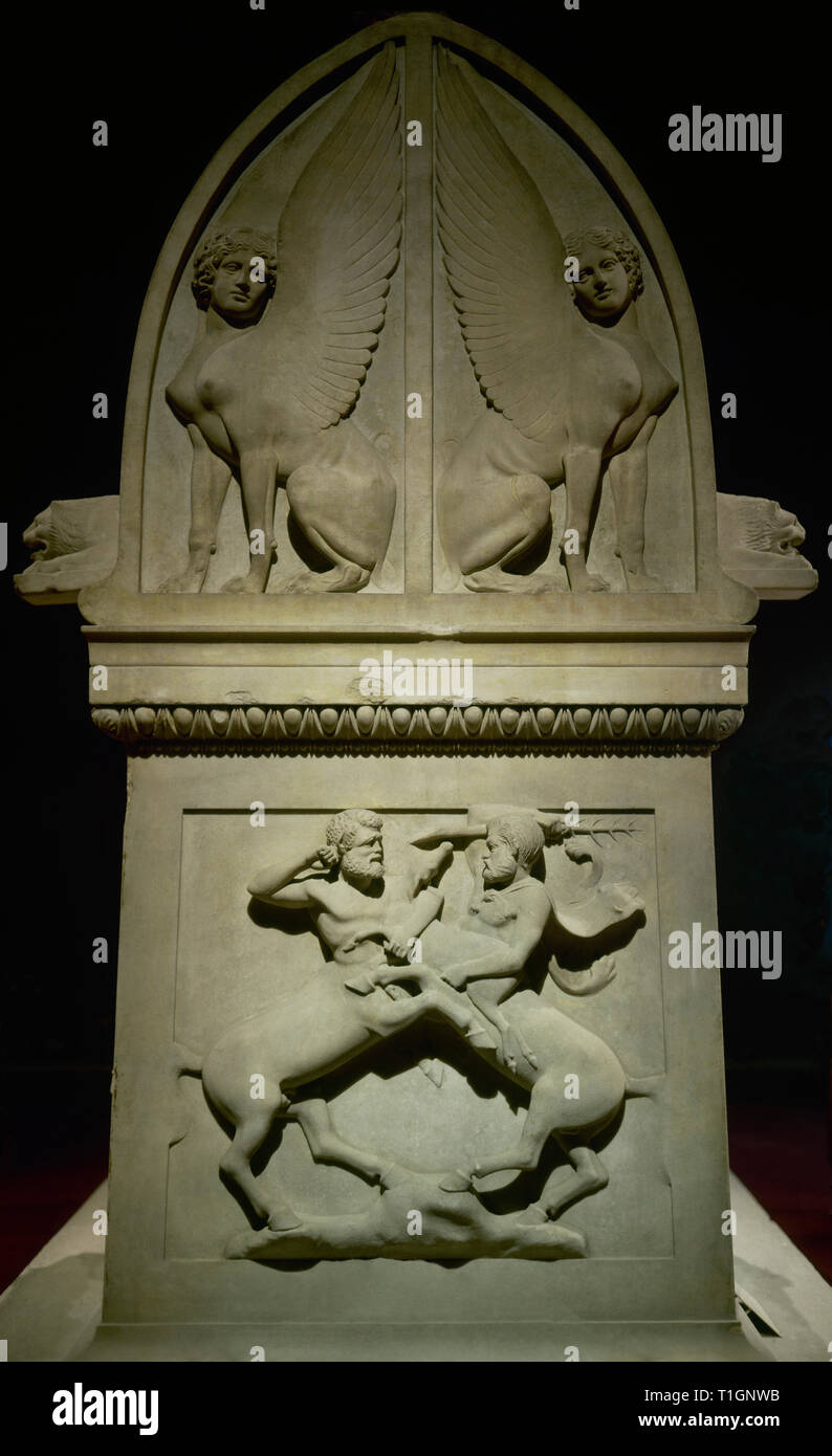 Lycian sarcofago di Sidone. 430-420 A.C. Rilievi raffiguranti due centauri combattimenti. Nel timpano e due sfingi. Parian marmo. Camera IV. Necropoli reale di Sidone, Libano. Istanbul musei archeologici. La Turchia. Foto Stock