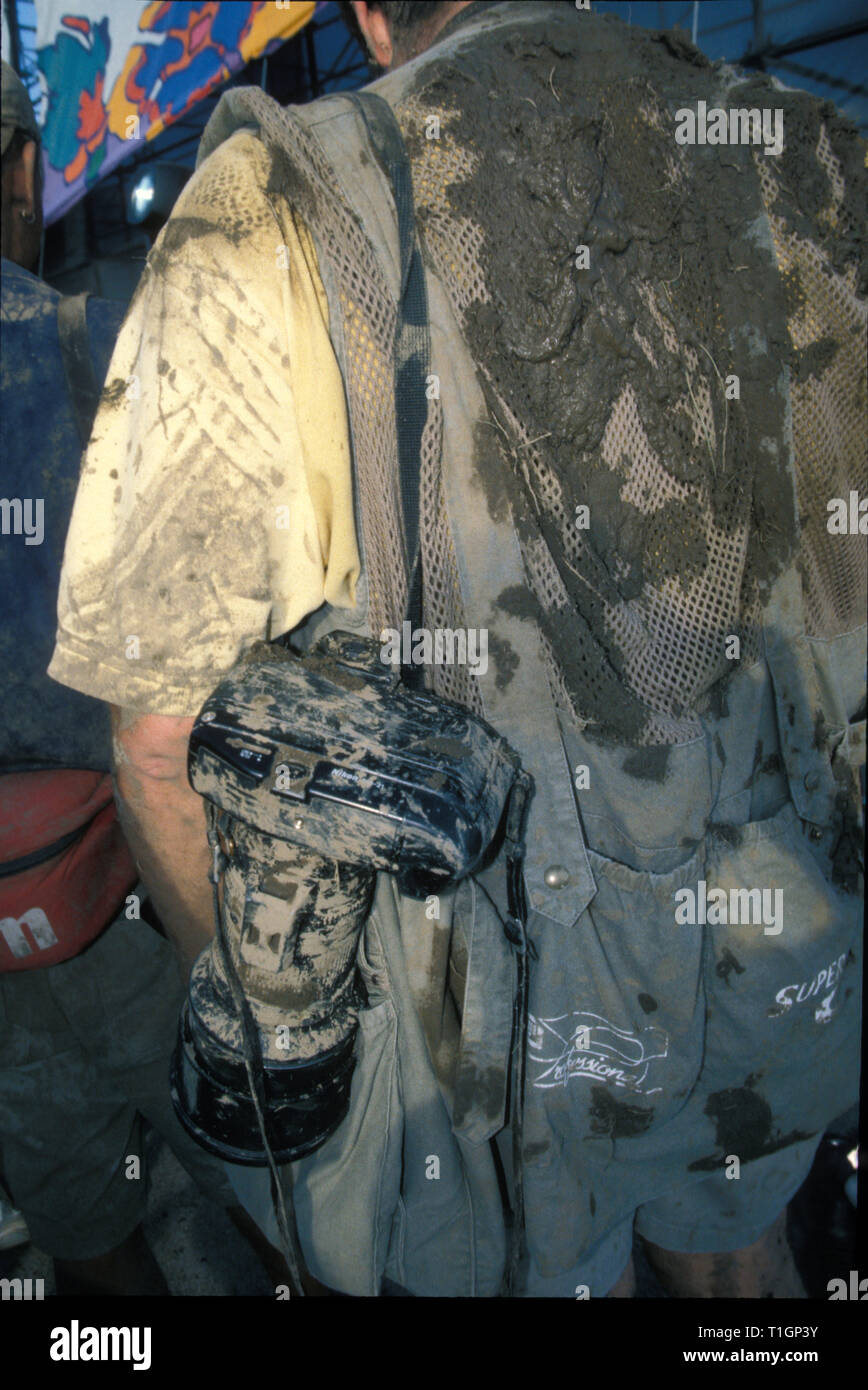 Il lato posteriore di una pressa fotografo è mostrato coperto di fango mentre lavorando sul posto a Woodstock 94 in Saugerties, New York. Foto Stock