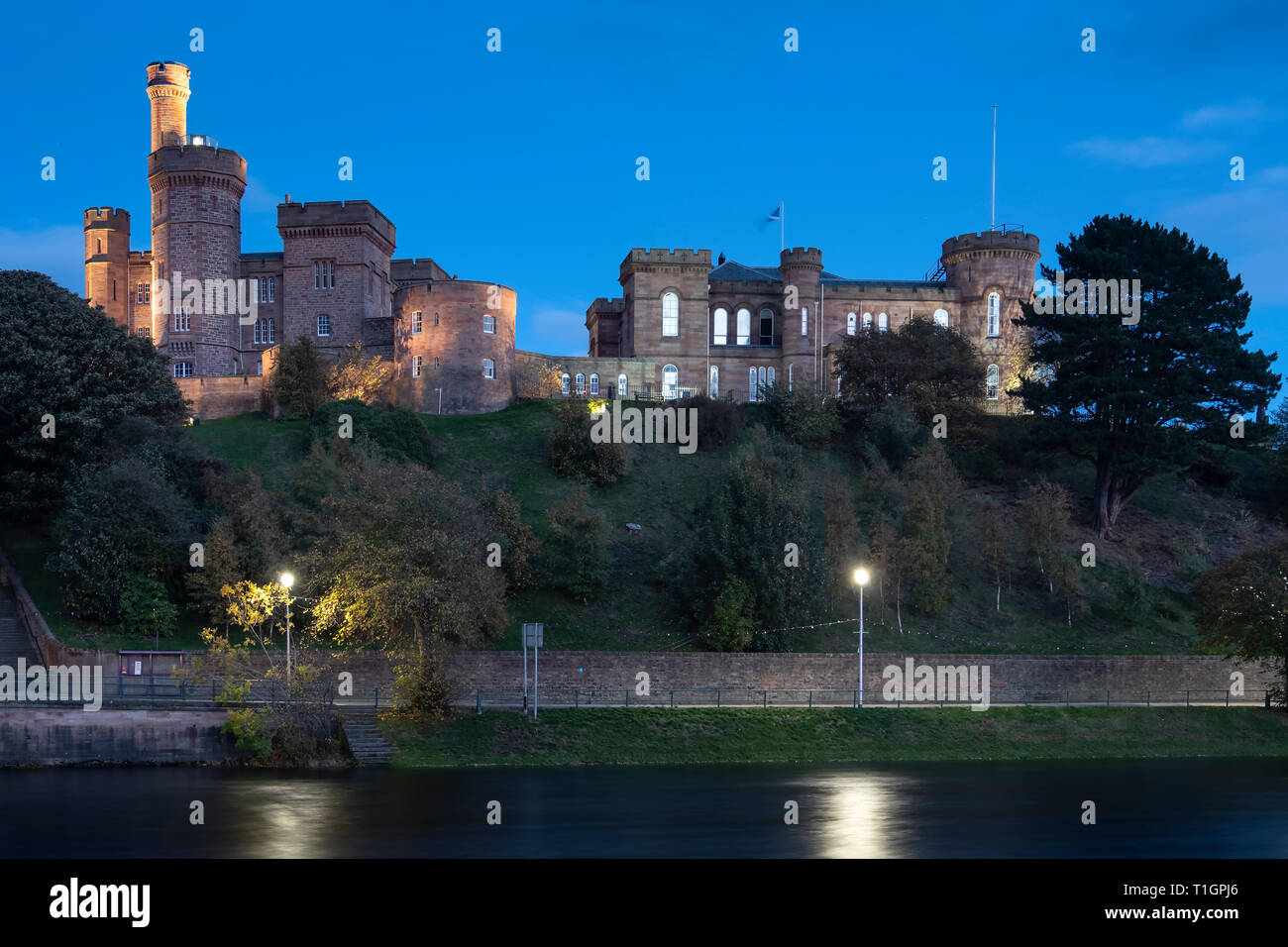 Castello di Inverness e il fiume Ness di notte, Inverness, Highlands scozzesi, Scotland, Regno Unito Foto Stock