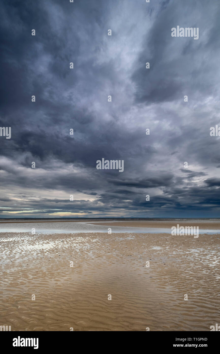 Cloudscape, Findhorn Beach, murene, a nord est della Scozia, Regno Unito Foto Stock