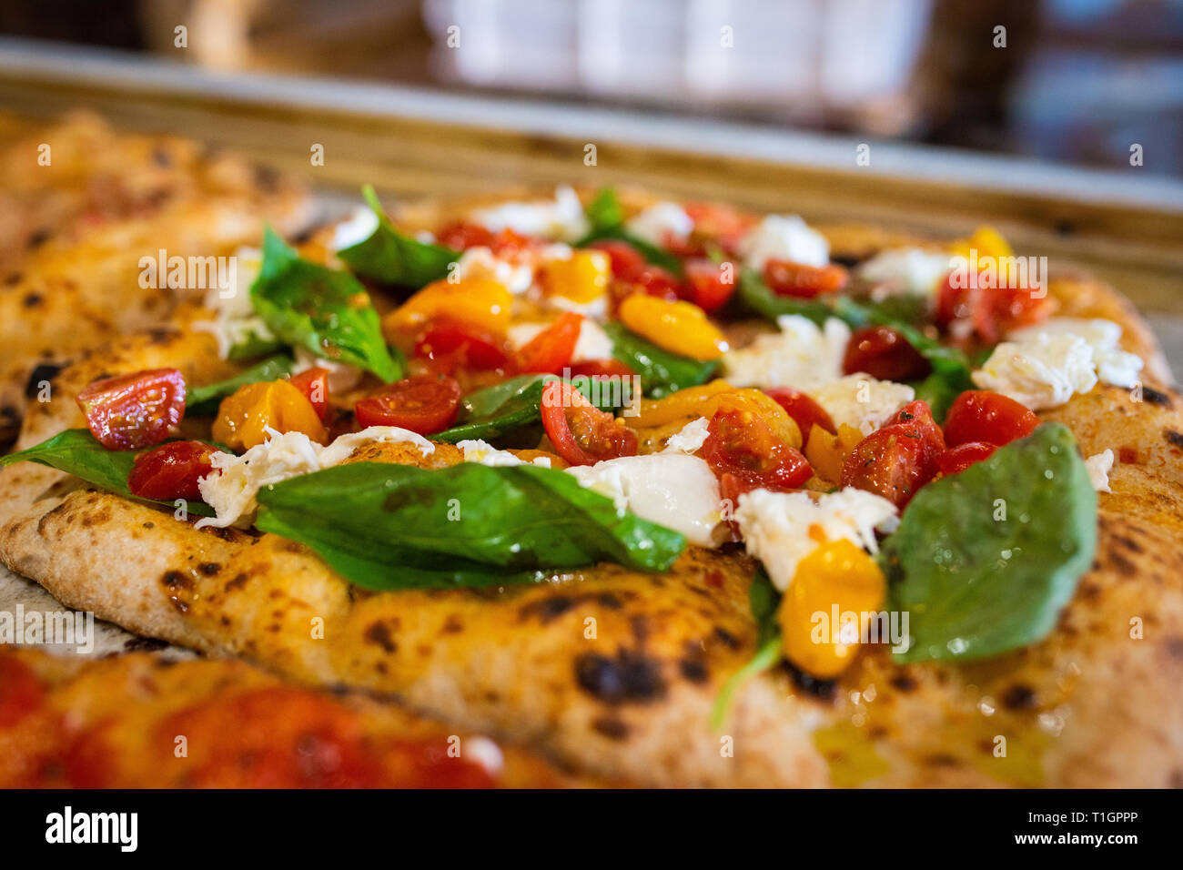 Close up di un colorato stile romano italiano pizza al forno a legna in una  trattoria/pizzeria. Pizza romana Foto stock - Alamy