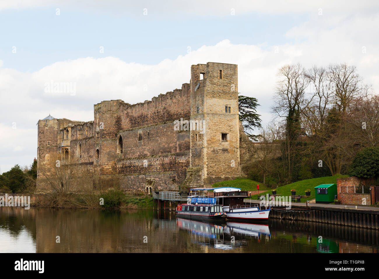 Il castello di Newark e le imbarcazioni da diporto sul fiume Trent, Newark su Trent, Nottinghamshire, Englandstaycation Foto Stock