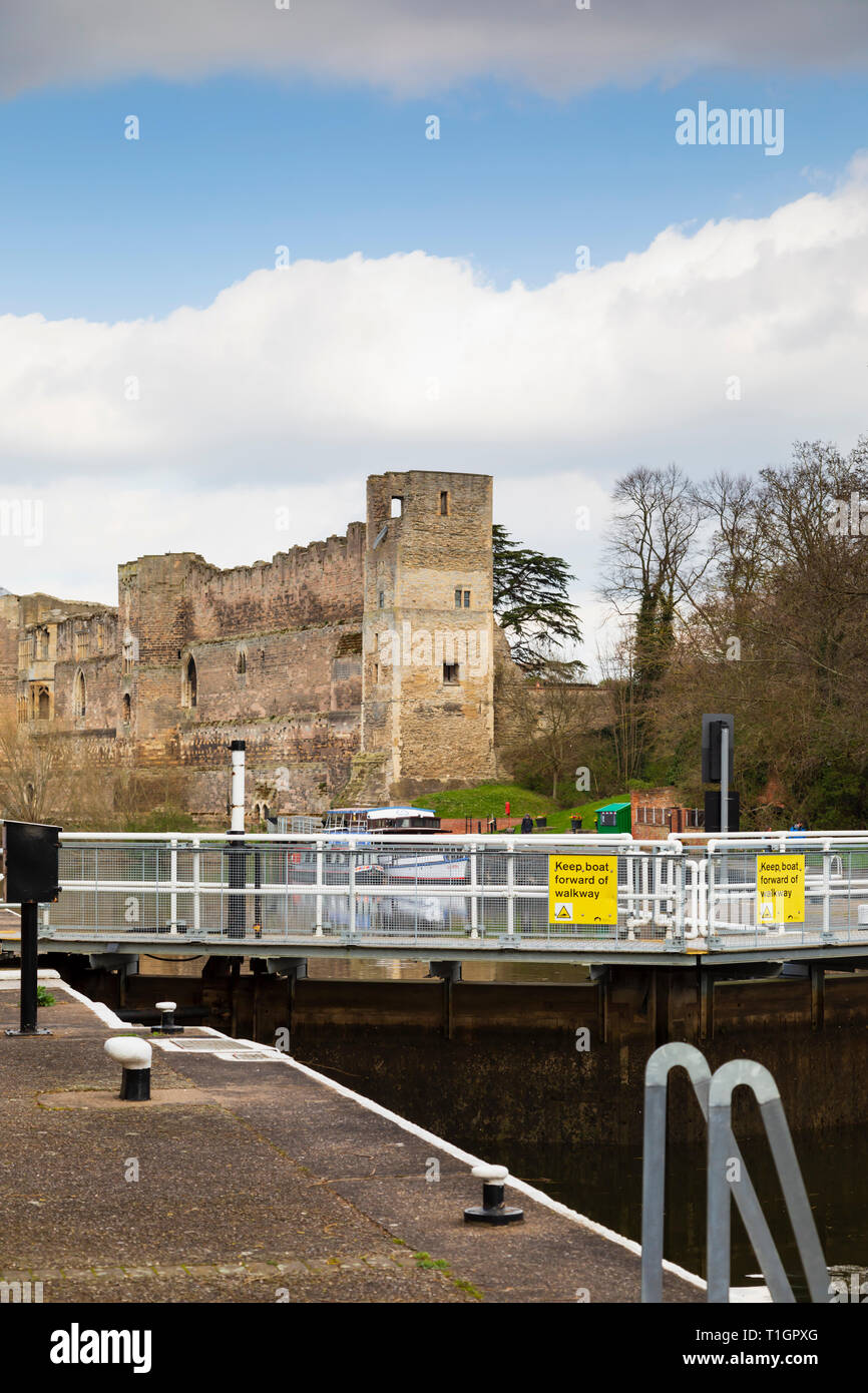 Newark Castle sul fiume Trent, Newark on Trent, Nottinghamshire, Inghilterra Foto Stock