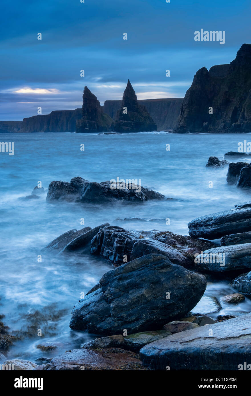 Testa Duncansby e mare pile all'alba, Caithness, Highlands scozzesi, Scotland, Regno Unito Foto Stock