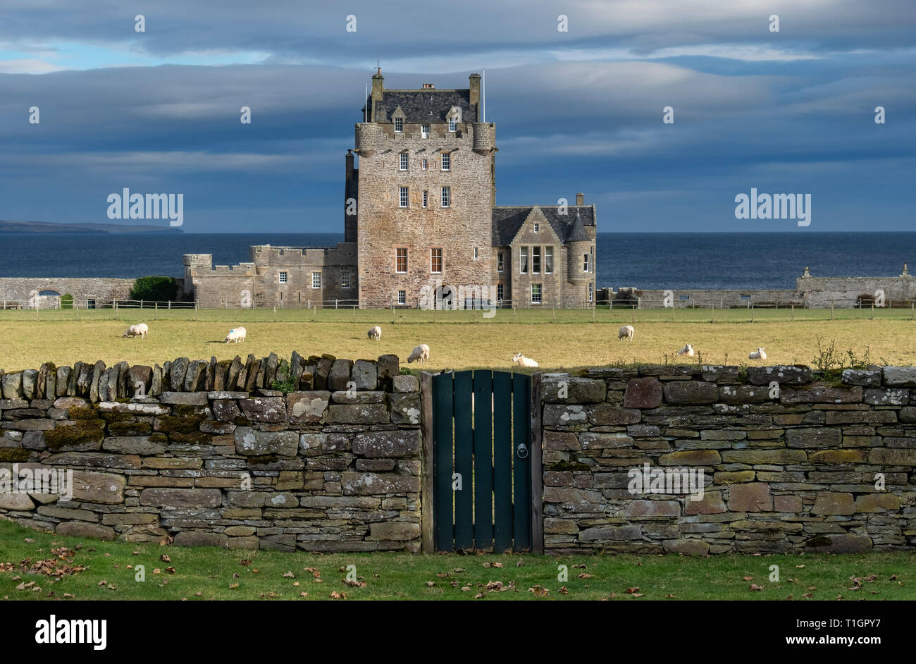 Ackergill Tower, Sinclair Bay, Caithness, Highlands, Scotland, Regno Unito Foto Stock