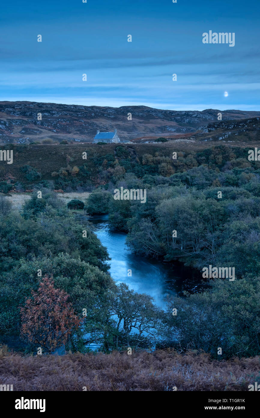 Ore del sorgere su Scottish Bothy & River Borgie, vicino Torrisdale, Sutherland, Highlands scozzesi, Scotland, Regno Unito Foto Stock