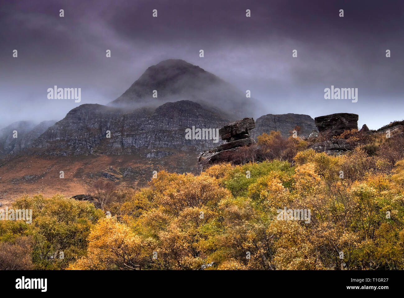 Le formazioni rocciose di seguito Cul Beag in autunno, Coigach, Assynt, Sutherland, Highlands scozzesi, Scotland, Regno Unito Foto Stock