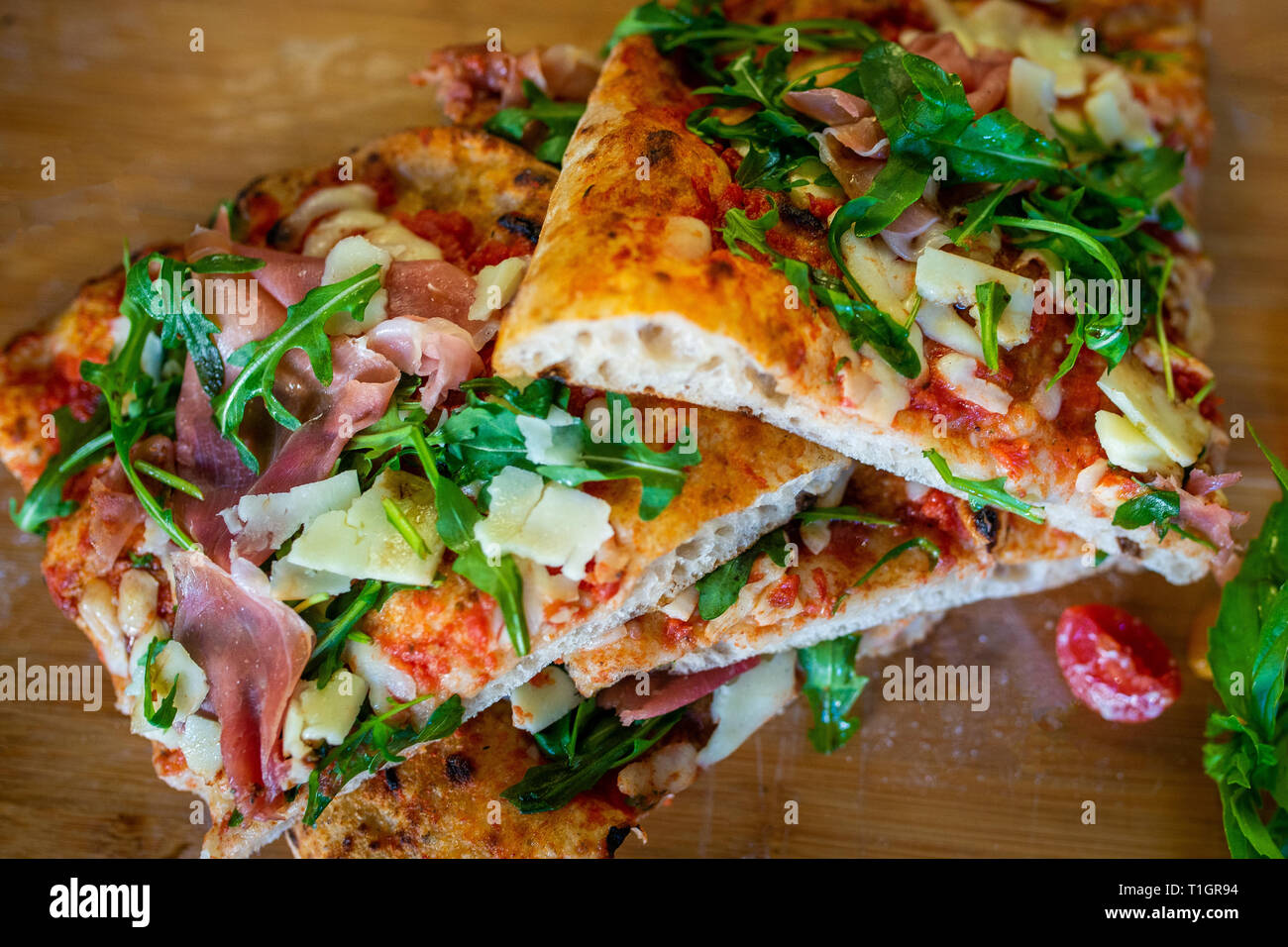 Pizza al forno a legna tradizionale a legna in stile romano italiano fette  di pizza in una pizzeria ristorante trattoria. Pizza romana Foto stock -  Alamy