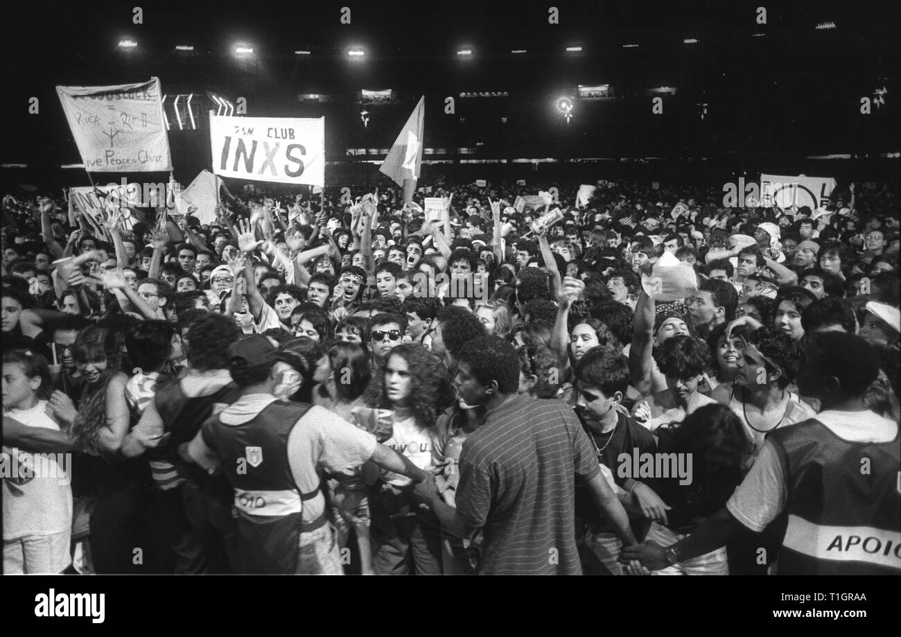 Un ricco e vivace concerto folla si è mostrato in questa foto durante il Rock in Rio II svoltasi a Rio de Janeiro nel 1991. Foto Stock