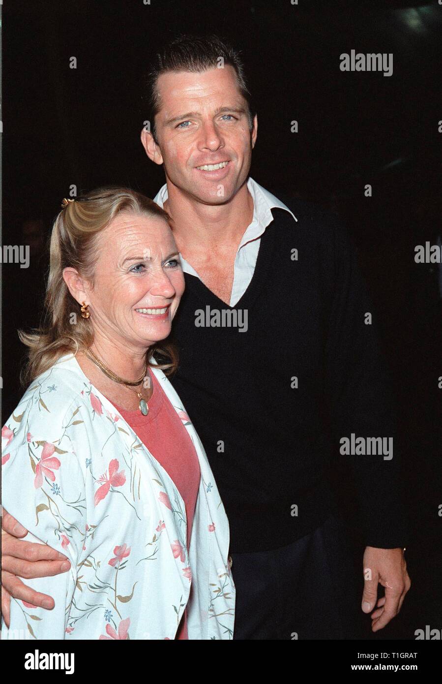 LOS ANGELES, CA. 24 settembre 1999: attrice Juliet Mills & attore marito Maxwell Caulfield in apertura del Cirque du Soleil Nuova mostra 'Dralion' in Santa Monica, CA. © Paul Smith / Featureflash Foto Stock