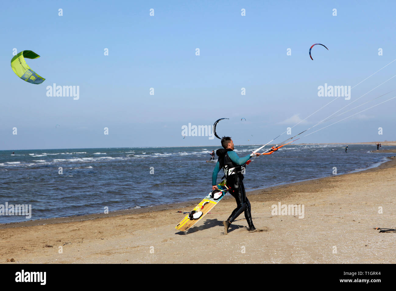 Il kite surf a Riumar, Delta de l'Ebre, Tarragona Catalogna Foto Stock