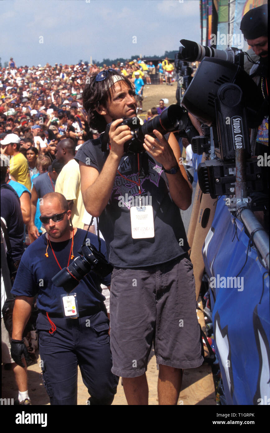 Rock fotografo Mark Weiss è mostrato a lavorare nell'area della foto durante il Woodstock 94. Foto Stock