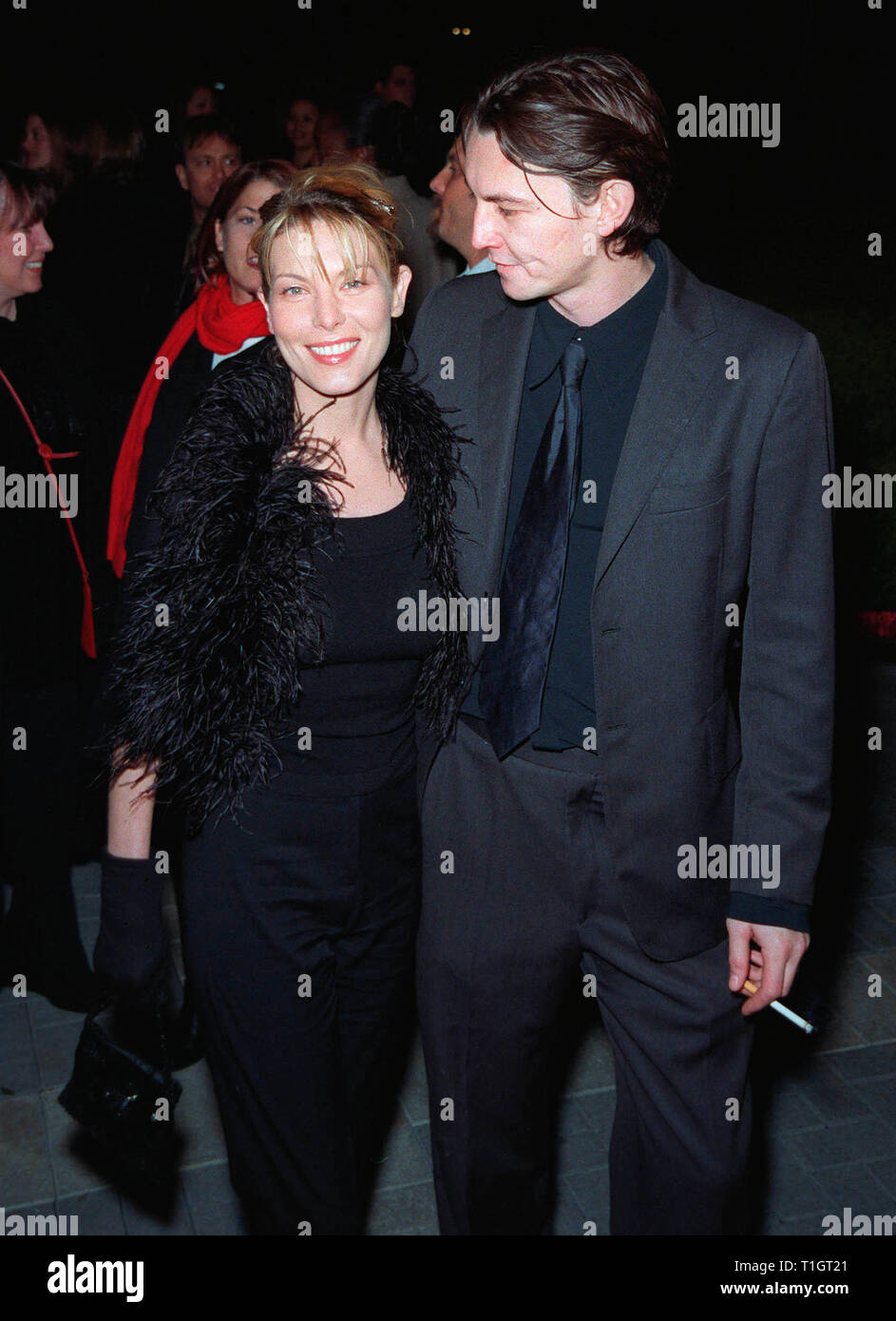 LOS ANGELES, CA - Gennaio 28, 1999: attrice Deborah Kara Unger & ragazzo alla premiere mondiale a Los Angeles, del suo nuovo film 'ritorno' in cui ella stelle con Mel Gibson & Maria Bello. © Paul Smith / Featureflash Foto Stock